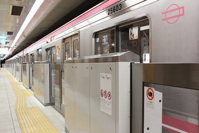 千日前線に可動式ホーム柵設置