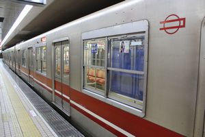 元・旧20系車両には高速電気軌道標識の跡が残る