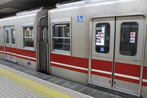 第16編成以前の車体（右）、第17編成新造以降の車体（左）