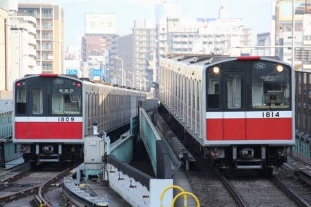 前照灯がLED化された編成と従来の編成