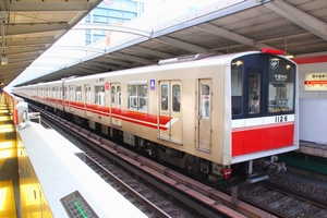 可動式ホーム柵と10A系