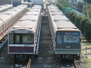 大日検車場で24系と並ぶ第37編成