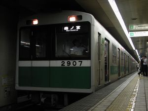 第05・07編成は旧帯のまま出場した