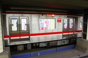 側面（川重製、窓枠部分が黒色塗装）