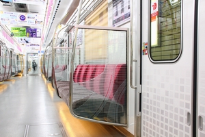 女性専用車両座席袖仕切り（第18～22編成）