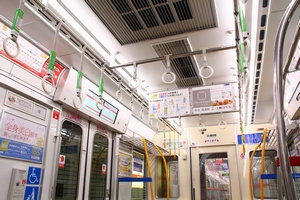 扉付近枕木方向つり革