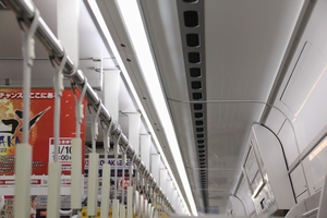 照明（第04編成以降は間接照明型LED）