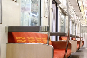 袖仕切り1段灰色（第01～04編成）