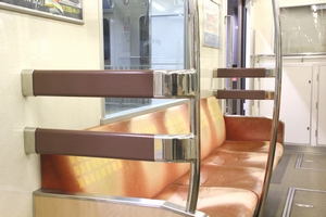 袖仕切り2段茶色（第08～13編成）