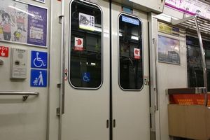 乗降扉横手すり（第05～13編成）