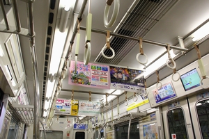 扉付近枕木方向つり革設置（第08～13編成）