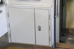 客室内点検蓋の錠方式が変更