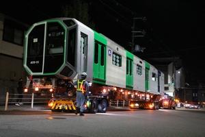 緑木に搬入される第01編成