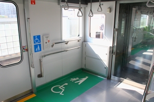 車椅子・ベビーカースペース（中間車）