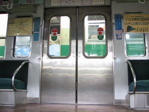 乗降扉車内側