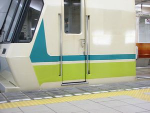 70系前期車側面帯先端部