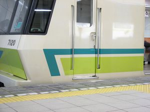 70系後期車側面帯先端部