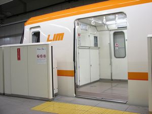 車両とホームの段差は少ない