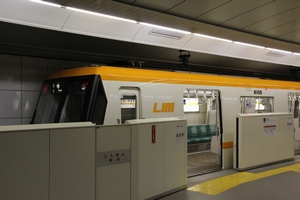 80系と可動式ホーム柵