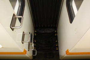 試作車の連結面間転落防止装置跡