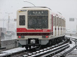 雪の中を走る第01編成