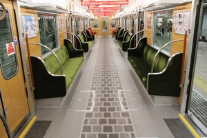 9000形車内（第04編成）