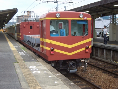 電動貨車に挟まれる第06編成