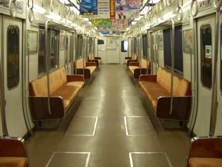 7000系車内（車体更新前）