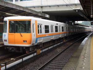 生駒駅に留置中の第24編成