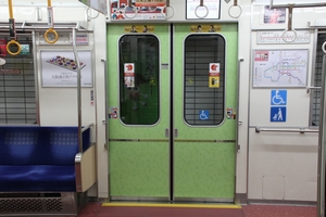 乗降扉（内装変更車、にぎわい）