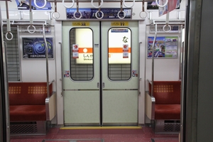 乗降扉（内装変更車、薄にぎわい）