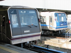 先に転属した元第51編成と並ぶ