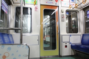 東側貫通扉「朝日昇る生駒山」