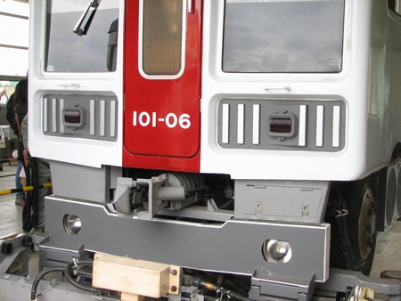 上が尾灯、下が前照灯