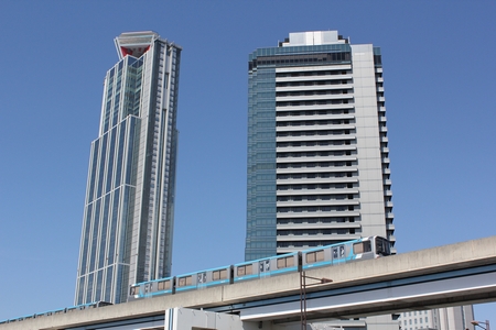 大阪府咲洲庁舎と100A系