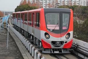 搬入時から前照灯がLEDとなった第12編成