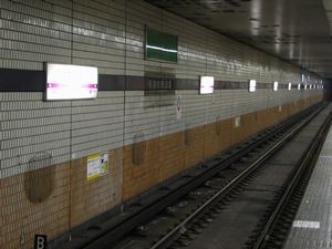 改装前のホーム壁 <拡大可>